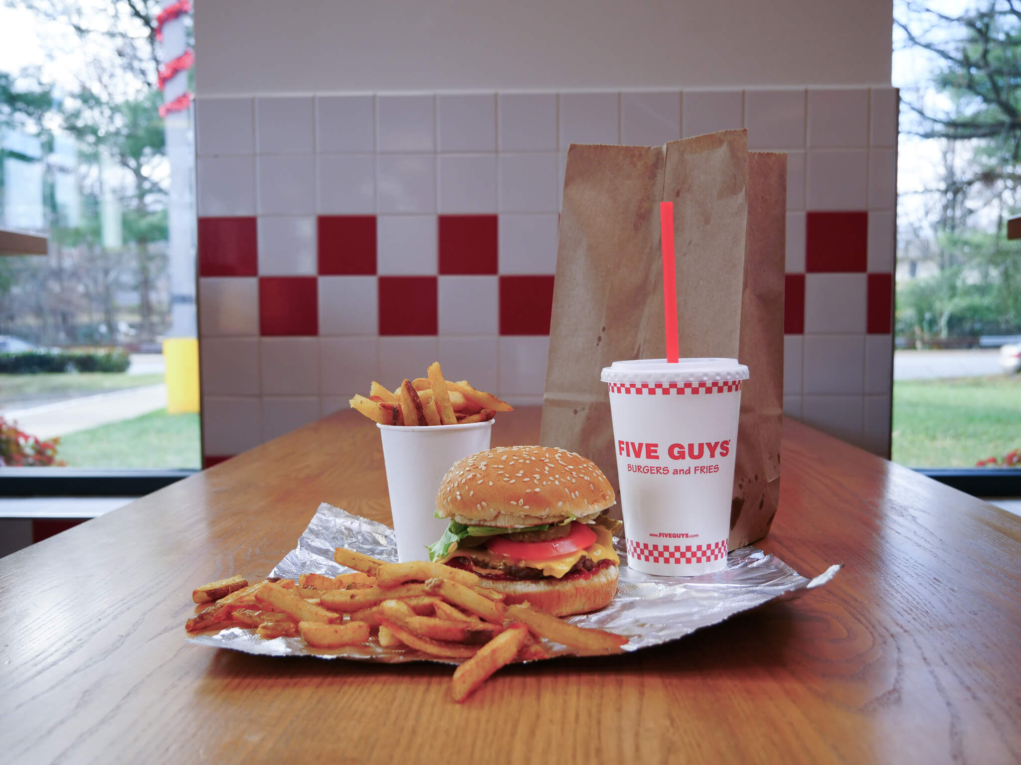 Une formule burger avec frites et milk-shake.
